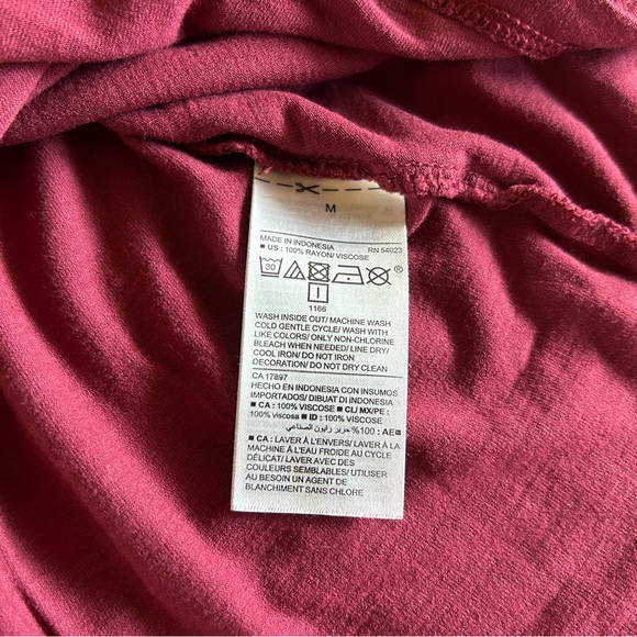 Women’s set of 2 tops - GAP Easy Tee, S and Old Navy LOVE graphic tee, M - Picture 4 of 7